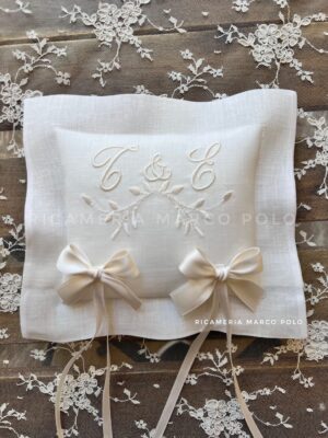 Cuscino portafedi in lino con iniziali degli sposi e delicati rami d'ulivo.