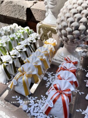 Sacchetti in lino bianco con iniziali e doppio nastro