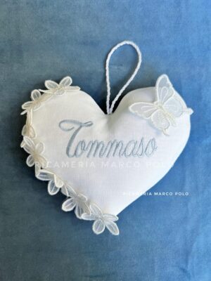 Cuore per culletta in lino bianco con fiori e farfalla ricamati.