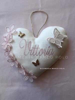 Cuore per culletta in lino panna con fiori ricamati laterali rosa cipria e farfalle oro