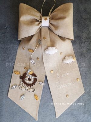 Leone boho style su lino tortora