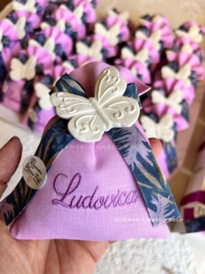 Sacchetto in lino ciclamino con iniziali ciclamino scuro, nastro a fantasia (o di raso), con farfalla in gesso profumato