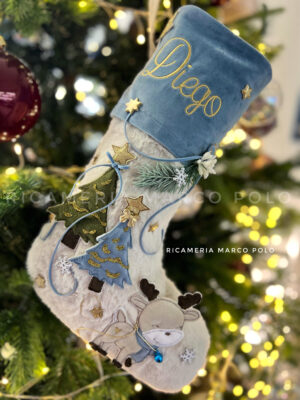 Renna e abeti con fascia azzurro polvere