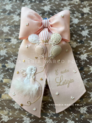 Coniglietto con farfalla e 5 palloncini lino cipria