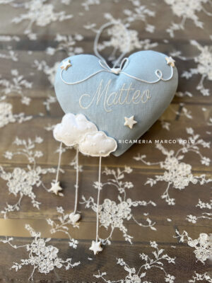 Cuore azzurro con nuvole e pioggia di stelle