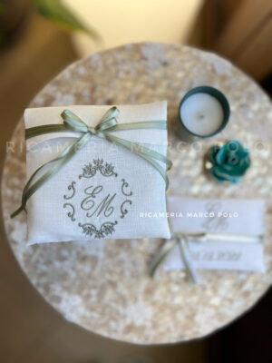 Invito o bomboniera Lino panna ricamo verde salvia