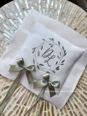 Portafedi ricamato con iniziali