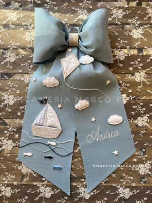 Fiocco nascita lino azzurro con barca a vela, mare e aquilone e nome Andrea