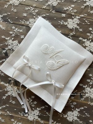 Portafedi in puro lino con al centro il ricamo di due iniziali panna ricamate.