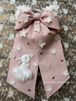 Coniglietto con farfalla e fiori ricamati, lino rosa antico