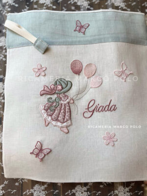 Sacca primo cambio in lino panna e verde con bimba con cappello