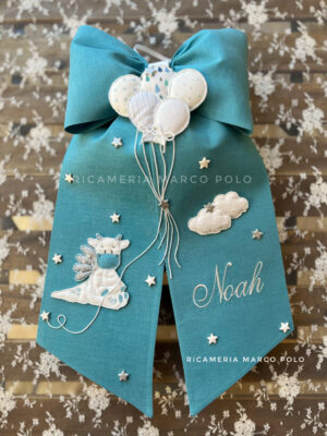 Draghetto e palloncini su lino turchese