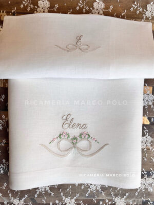 Lenzuolino fiocco e gruppo rose
