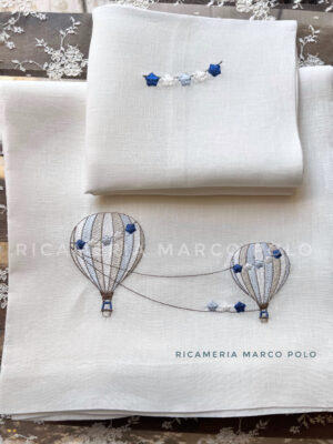 Lenzuolino lino panna con ricamo mongolfiere azzurre