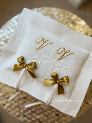 Rametti d'ulivo lino bianco, ricamo e nastri oro ricco