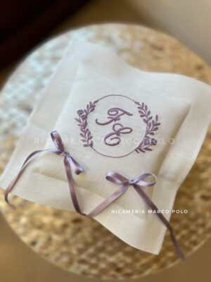 cuscino portafedi quadrato in lino panna, decorato con ghirlanda di foglie ricamata color malva e nastrino in raso abbinato, personalizzato con iniziali.