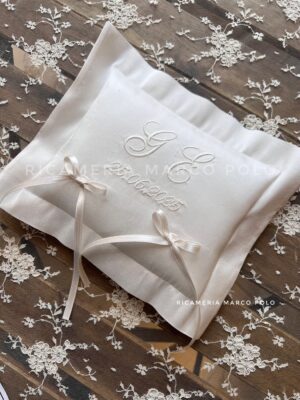 Iniziali e data seta ricamo panna. Portafedi rettangolare