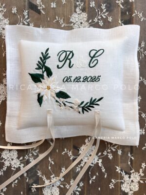 Stelle di natale e vischio panna. Portafedi in verde inglese e panna