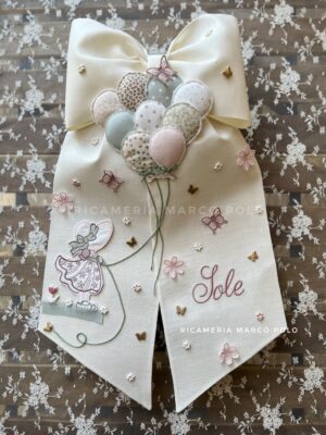 Fiocco Nascita in lino panna: Bimba e palloncini