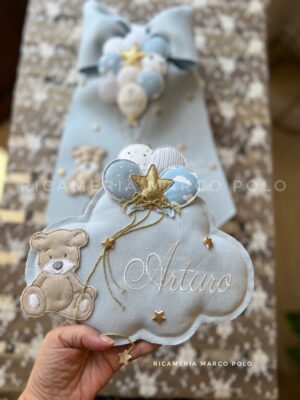 Nuvola e orsetto seduto. Fiocco nascita per culla