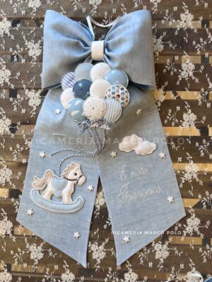 Cavalluccio gruppo palloncini. Fiocco nascita lino azzurro cielo