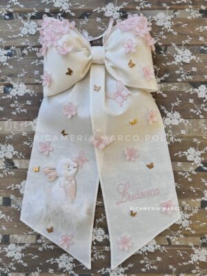 Coniglietto farfalle e fiori ricamati. Fiocco Nascita lino panna