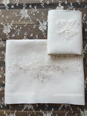 Fiocco e fiori panna. Lenzuolino lino panna