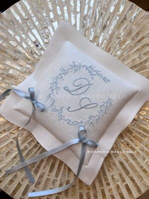 Portafedi ricamato e personalizzato