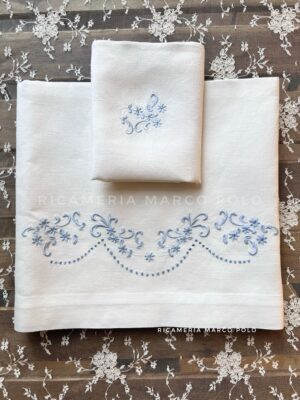 lenzuolino lino panna con ricamo fiorellini e pois avio