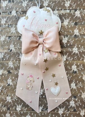 Orsetta su nuvola con stelle farfalle e cuori. Fiocco nascita cipria