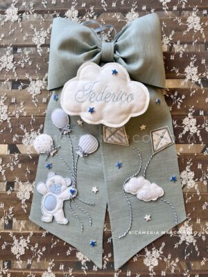 Orsetto abbraccione palloncini acquiloni. Fiocco verde menta