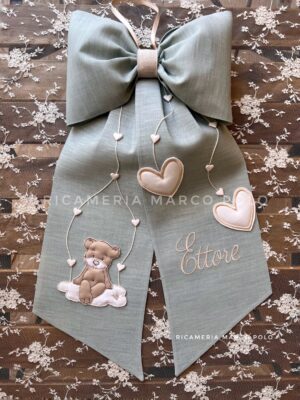 Orsetto su nuvola e cuori. Fiocco nascita lino verde menta