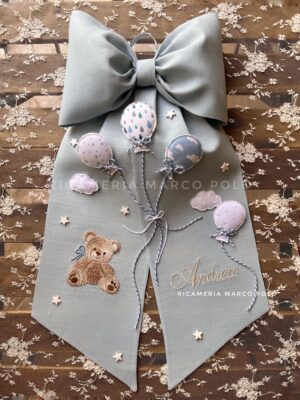 Orsetto ricamato con palloncini. Fiocco nascita lino azzurro