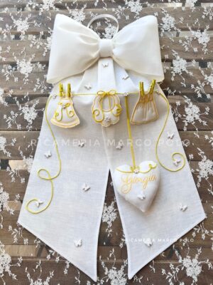 Panni stesi gialli. Fiocco nascita lino panna