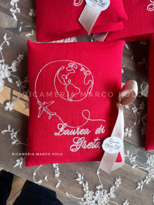 Bustina Laurea Rossa Ricamo Mondo e Aereo